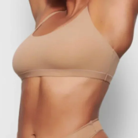 (2220) SKIMS NWT FITS EVERYBODY  SCOOP BRALETTE - Picture 2 of 4